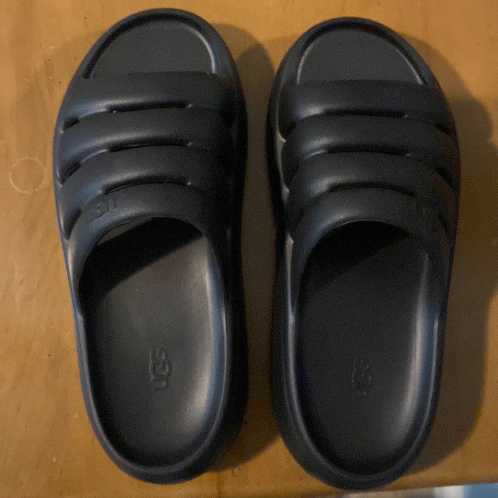 UGG- women’s sport sandal- size 7